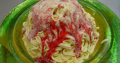 Ein Spaghetti-Eis auf Teller