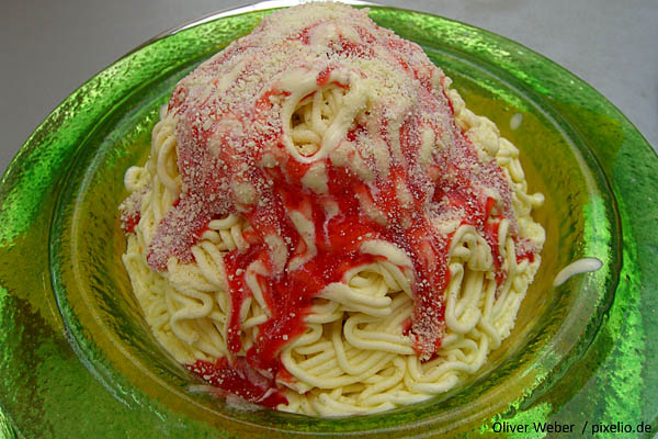 Ein Spaghetti-Eis auf Teller